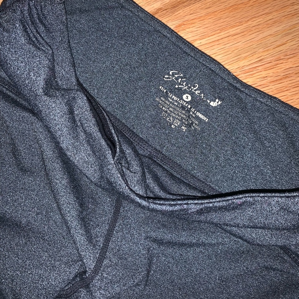 Grey stretchy leggings with ruching